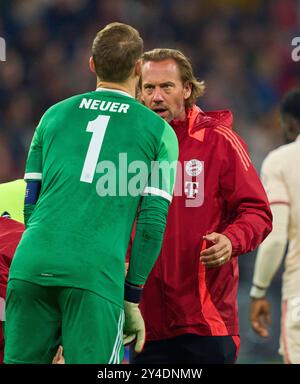 Manuel NEUER, Torhüter FCB 1 stürzte ab, FCB Teamarzt Prof. Dr. Peter Ueblacker, im Gruppenligaspielspiel FC BAYERN MÜNCHEN - DINAMO ZAGREB 9-2 Fußball UEFA Champions League in der Saison 2024/2025 in München, 17. September 2024 , FCB, 1. Spieltag, München Fotograf: Peter Schatz Stockfoto