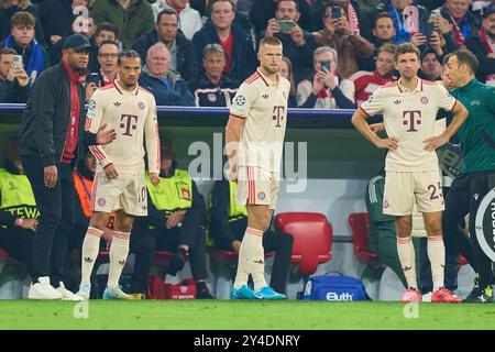 Leroy SANE, Trainer Vincent Kompany (FCB), Teammanager, Headcoach, Coach, Eric Dier, FCB 15 Thomas MÜLLER, MÜLLER, FCB 25 im Gruppenligaspiel FC BAYERN MÜNCHEN - DINAMO ZAGREB 9-2 Fußball UEFA Champions League in der Saison 2024/2025 in München, 17. September 2024, FCB, 1. Spieltag, München Fotograf: Peter Schatz Stockfoto