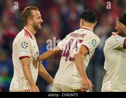 Harry Kane, FCB 9 feiert sein Tor, glücklich, lachen, feiern, 11m, 5-2 mit Aleksandar Pavlovic, FCB 45 im Gruppenligaspielspiel FC BAYERN MÜNCHEN - DINAMO ZAGREB 9-2 Fußball UEFA Champions League in der Saison 2024/2025 in München, 17. September 2024, FCB, 1. Spieltag, München Fotograf: Peter Schatz Stockfoto