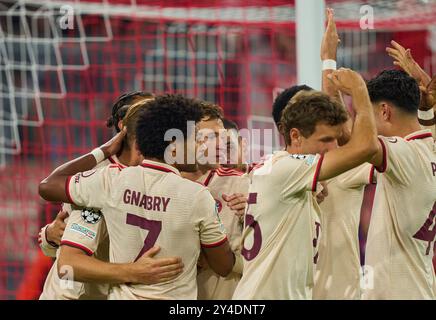 Harry Kane, FCB 9 feiert sein Tor, glücklich, lachen, feiern, 11m, 5-2 mit Thomas MUELLER, MÜLLER, FCB 25 Serge GNABRY, FCB 7 Joshua KIMMICH, FCB 6 im Gruppenligaspielspiel FC BAYERN MÜNCHEN - DINAMO ZAGREB 9-2 Fußball UEFA Champions League in der Saison 2024/2025 in München, 17. September 2024, FCB, 1. Spieltag, München Fotograf: Peter Schatz Stockfoto