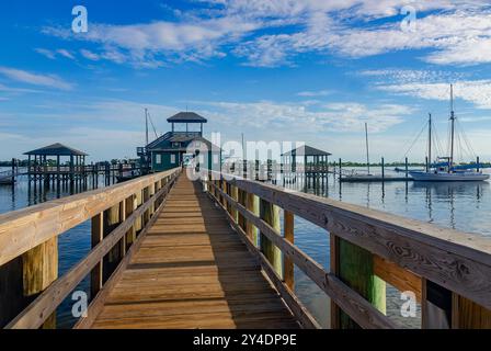 Der Eingang zum Biloxi Schooner Pier Komplex, Teil des Biloxi Maritime and Seafood Industry Museum, ist in Biloxi, Mississippi, abgebildet. Stockfoto