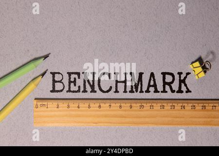 Geschäftskonzept Benchmark. Ein Wort-BENCHMARK, der in einem Business-Notebook auf einer kostenlosen Seite aus Einträgen geschrieben wurde Stockfoto