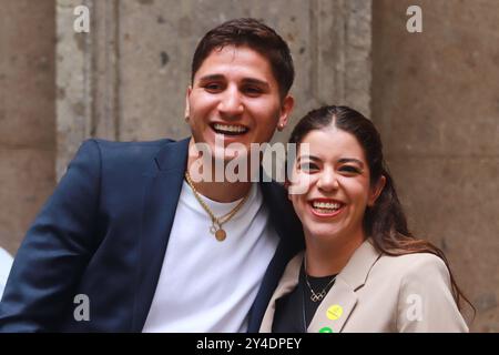 Mexiko-Stadt, Mexiko. September 2024. Marco Verde und Alejandra Orozco posieren während der Preisverleihung für mexikanische Athleten, die an den Olympischen und Paralympischen Spielen 2024 in Paris teilnehmen, die im Nationalpalast stattfindet. Am 17. September 2024 in Mexiko-Stadt. (Foto: Carlos Santiago/Eyepix Group/SIPA USA) Credit: SIPA USA/Alamy Live News Stockfoto