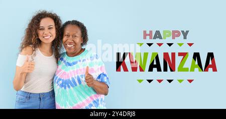 Festliches Banner für Happy Kwanzaa mit afroamerikanischer Frau und ihrer Tochter, die den Daumen nach oben zeigen Stockfoto