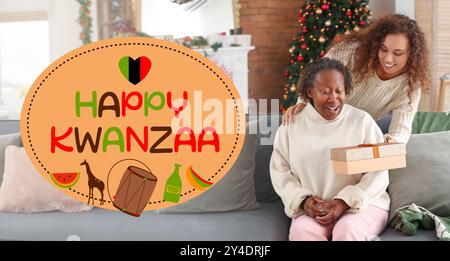 Festliches Banner für Happy Kwanzaa mit afroamerikanischer Frau, die ihre Mutter am Weihnachtsabend begrüßt Stockfoto