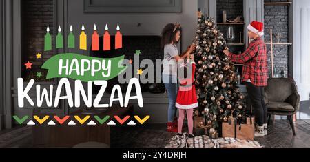 Festliches Banner für Happy Kwanzaa mit junger afroamerikanischer Familie, die den Weihnachtsbaum schmückt Stockfoto