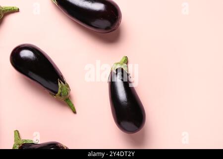 Frische Auberginen auf rosa Hintergrund Stockfoto