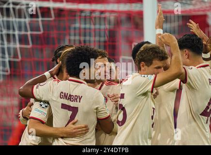 München, Deutschland. September 2024. Harry Kane, FCB 9 feiert sein Tor, glücklich, lachen, feiern, 11m, 5-2 mit Thomas MUELLER, Mueller, FCB 25 Serge GNABRY, FCB 7 Joshua KIMMICH, FCB 6 im Gruppenligaspielspiel FC BAYERN MÜNCHEN - DINAMO ZAGREB 9-2 Fußball UEFA Champions League in der Saison 2024/2025 in München, 17. September 2024, FCB, 1. Spieltag, München Fotograf: ddp Images/STAR-Images Credit: ddp Media GmbH/Alamy Live News Stockfoto