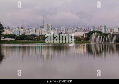 Das moderne Stadtbild von Sao Paulo, Ibirapuera Stadion und Monumento als Bandeiras Monument bei Nacht, Ibirapuera Park, Sao Paulo, Brasilien Stockfoto