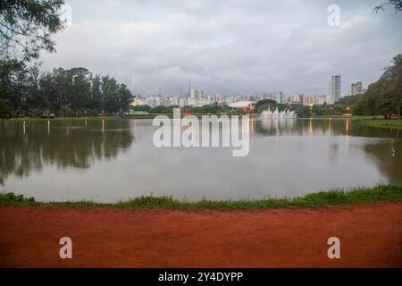 Das moderne Stadtbild von Sao Paulo, Ibirapuera Stadion und Monumento als Bandeiras Monument bei Nacht, Ibirapuera Park, Sao Paulo, Brasilien Stockfoto