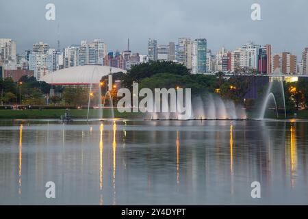 Das Stadtbild von Sao Paulo und dem Ibirapuera Stadion spiegelt sich nachts im See des Ibirapuera Parks in Sao Paulo, Brasilien Stockfoto