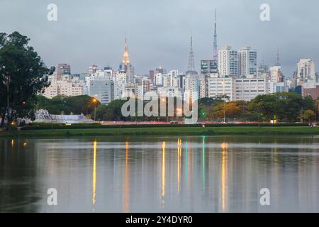 Das moderne Stadtbild von Sao Paulo und Monumento als Bandeiras Monument bei Nacht, Ibirapuera Park, Sao Paulo, Brasilien Stockfoto