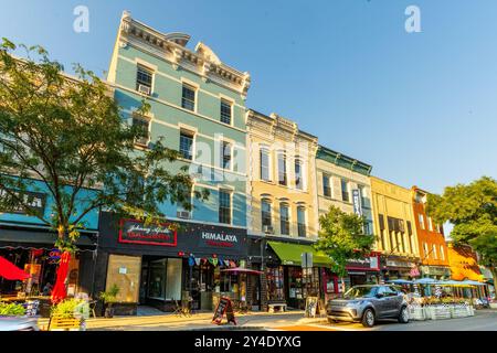 Nyack, NY - USA - 4. September 2024 : Landschaft Sehen Sie sich die farbenfrohen Geschäfte und Cafés entlang der Main Street in Nyacks historischem Stadtzentrum in Rockland County, N Stockfoto