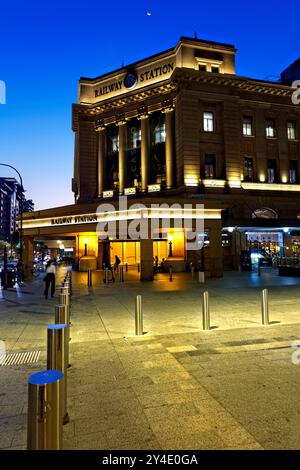 Eingang des Bahnhofsgebäudes im Abendlicht, Adelaide, South Australia Stockfoto