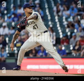 Milwaukee, Usa. September 2024. Milwaukee Brewers Pitcher Frankie Montas wirft am Dienstag, den 17. September 2024, im ersten Inning des MLB-Spiels zwischen den Philadelphia Phillies und den Milwaukee Brewers im American Family Field in Milwaukee, WI. Foto: Tannen Maury/UPI. Quelle: UPI/Alamy Live News Stockfoto