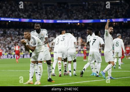 Kylian Mbappe von Real Madrid feiert ein Tor beim Spiel der UEFA CHAMPIONS LEAGUE 2024/25 zwischen Real Madrid und VfB Stuttgart im Santiago Bernabeu Stadion. (Foto: Guillermo Martinez) Stockfoto