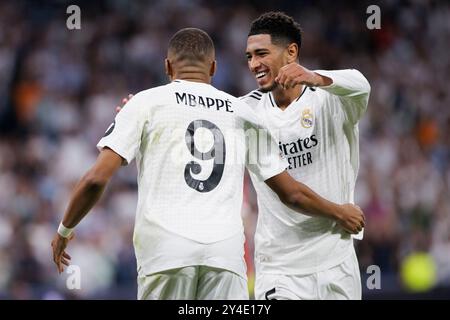 Jude Bellingham von Real Madrid und Kylian Mbappe von Real Madrid feiert ein Tor beim Spiel der UEFA CHAMPIONS LEAGUE 2024/25 zwischen Real Madrid und VfB Stuttgart im Santiago Bernabeu Stadion. (Foto: Guillermo Martinez) Stockfoto