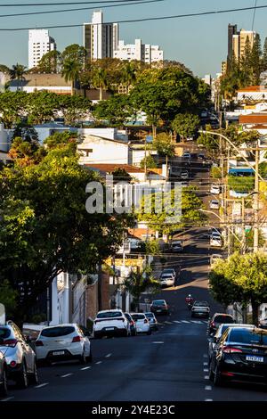 Marilia, Sao Paulo, Brasilien. September 2024. Verkehr auf der städtischen Innenstadt in Marilia City, Bundesstaat Sao Paulo, Brasilien Stockfoto