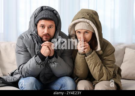 Erkältungssymptom. Ein Paar leidet zu Hause auf dem Sofa unter Fieber Stockfoto