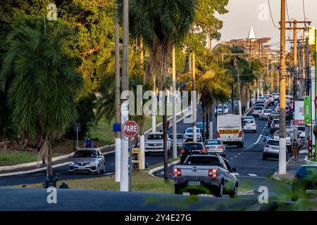 Marilia, Sao Paulo, Brasilien. September 2024. Verkehr auf der städtischen Innenstadt in Marilia City, Bundesstaat Sao Paulo, Brasilien Stockfoto