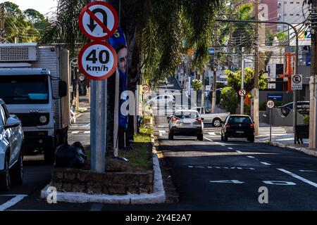 Marilia, Sao Paulo, Brasilien. September 2024. Verkehr auf der städtischen Innenstadt in Marilia City, Bundesstaat Sao Paulo, Brasilien Stockfoto