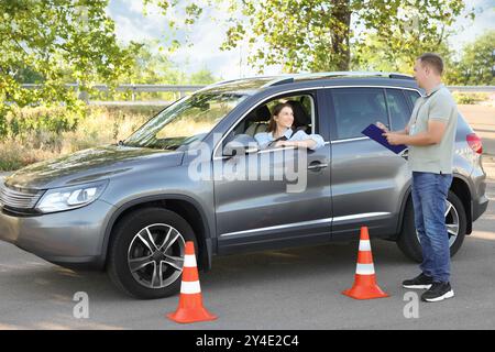 Frau, die die Manövrierfähigkeit auf der Rennstrecke besteht Stockfoto