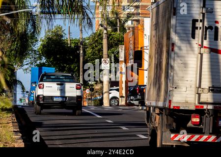 Marilia, Sao Paulo, Brasilien. September 2024. Verkehr auf der städtischen Innenstadt in Marilia City, Bundesstaat Sao Paulo, Brasilien Stockfoto