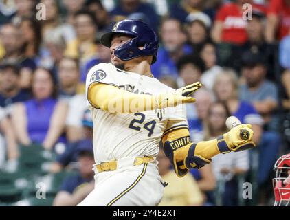 Milwaukee, Usa. September 2024. Milwaukee Brewers Catcher William Contreras trifft am Dienstag, den 17. September 2024, eine Single im vierten Inning des MLB-Spiels zwischen den Philadelphia Phillies und den Milwaukee Brewers im American Family Field in Milwaukee, WI. Foto: Tannen Maury/UPI. Quelle: UPI/Alamy Live News Stockfoto