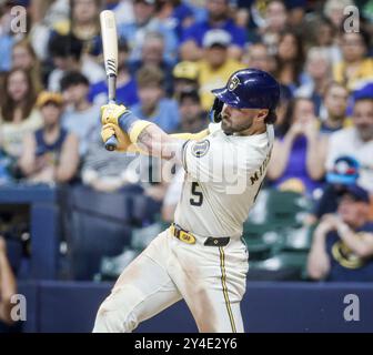 Milwaukee, Usa. September 2024. Milwaukee Brewers Outfielder Garrett Mitchell schlägt im vierten Inning des MLB-Spiels zwischen den Philadelphia Phillies und den Milwaukee Brewers im American Family Field in Milwaukee, WI, am Dienstag, den 17. September 2024 ein RBI-Triple. Foto: Tannen Maury/UPI. Quelle: UPI/Alamy Live News Stockfoto