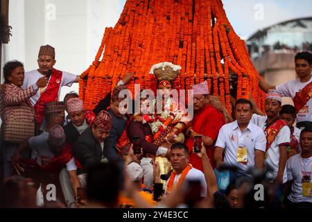 Kathmandu, Nepal. September 2024. Die lebendige Göttin Kumari wird während des Indra Jatra Festivals in Kathmandu, Nepal, am 17. September 2024 zur Streitwagenprozession getragen. Das achttägige Festival, das am 15. September begann, ehrt den Gott des Regens Indra. Quelle: Sulav Shrestha/Xinhua/Alamy Live News Stockfoto