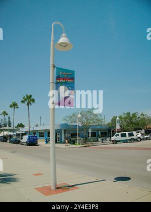 Editorial Use Gulfport, FL, USA 17. September 2024. Hohe vertikale Sicht auf die Straßenlaterne mit einem Gulfport, FL-Schild an der Seite. Palme, hell Stockfoto