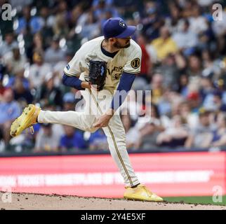 Milwaukee, Usa. September 2024. Der Milwaukee Brewers Relief Pitcher Aaron Ashby wirft im siebten Inning des MLB-Spiels zwischen den Philadelphia Phillies und den Milwaukee Brewers im American Family Field in Milwaukee, WI am Dienstag, den 17. September 2024. Foto: Tannen Maury/UPI. Quelle: UPI/Alamy Live News Stockfoto