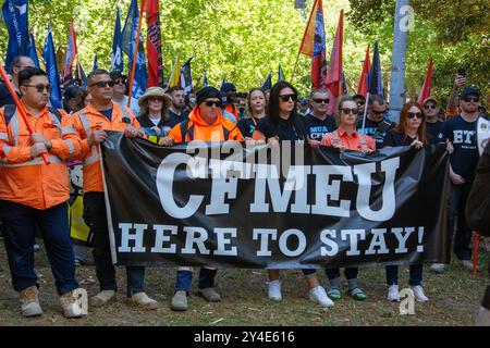 Sydney, Australien. September 2024. Tausende gehen heute für die CFMEU-Kundgebung weg. CFMEU-Demonstranten marschieren vom Belmore Park zum NSW-Parlament in der Macquarie Street, Sydney. Richard Milnes/Alamy Live News Stockfoto