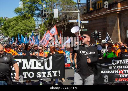 Sydney, Australien. September 2024. Tausende gehen heute für die CFMEU-Kundgebung weg. CFMEU-Demonstranten marschieren vom Belmore Park zum NSW-Parlament in der Macquarie Street, Sydney. Richard Milnes/Alamy Live News Stockfoto