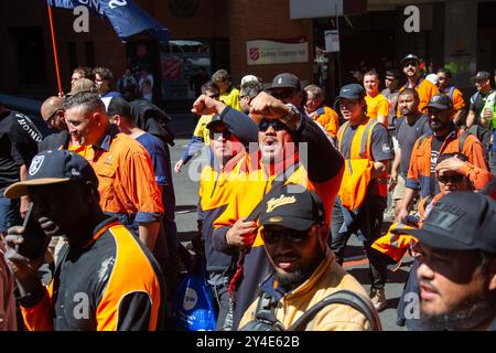 Sydney, Australien. September 2024. Tausende gehen heute für die CFMEU-Kundgebung weg. CFMEU-Demonstranten marschieren vom Belmore Park zum NSW-Parlament in der Macquarie Street, Sydney. Richard Milnes/Alamy Live News Stockfoto