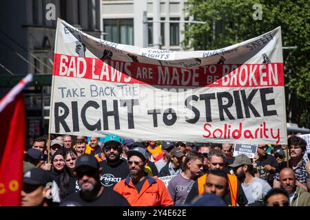 Sydney, Australien. September 2024. Tausende gehen heute für die CFMEU-Kundgebung weg. CFMEU-Demonstranten marschieren vom Belmore Park zum NSW-Parlament in der Macquarie Street, Sydney. Richard Milnes/Alamy Live News Stockfoto