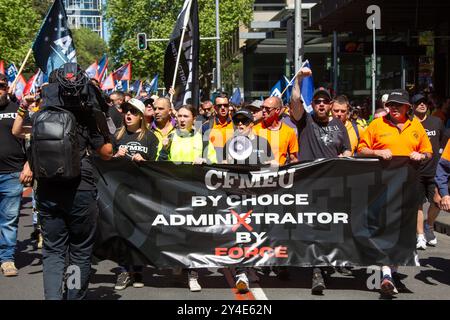 Sydney, Australien. September 2024. Tausende gehen heute für die CFMEU-Kundgebung weg. CFMEU-Demonstranten marschieren vom Belmore Park zum NSW-Parlament in der Macquarie Street, Sydney. Richard Milnes/Alamy Live News Stockfoto