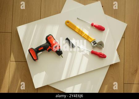Eine umfassende Liste der wichtigsten Heimwerkerwerkzeuge und -Geräte für verschiedene Projekte zur Verbesserung des Wohnraums Stockfoto
