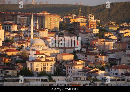 Ein atemberaubender Panoramablick auf eine wunderschöne urbane Landschaft mit einer Moschee bei Sonnenuntergang Stockfoto