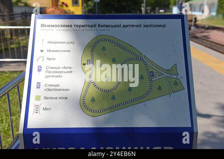 Farbkarte der Kinderbahn in Kiew, Ukraine, Mai 2024 Stockfoto