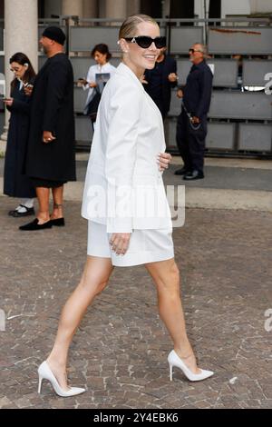 Claire Holt kommt am 17. September 2024 auf der Modenschau Alberta Ferretti während der Mailand Fashion Week Damenkollektion – Frühjahr/Sommer 2025 in Mailand, Italien. Foto: Marco Piovanotto/ABACAPRESS. KOM Stockfoto