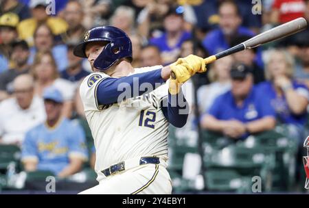 Milwaukee, Usa. September 2024. Milwaukee Brewers ernannte Hitter Rhys Hoskins Singles im achten Inning des MLB-Spiels zwischen den Philadelphia Phillies und den Milwaukee Brewers im American Family Field in Milwaukee, WI am Dienstag, den 17. September 2024. Foto: Tannen Maury/UPI. Quelle: UPI/Alamy Live News Stockfoto