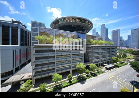 Das Singapore Supreme Court Building mit seinem einzigartigen Dach in Form einer fliegenden Untertasse entlang der North Bridge Road, das sich dem CBD am Raffles Place gegenüber befindet Stockfoto