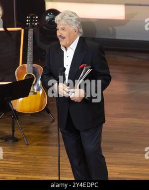 Nashville, USA. September 2024. Tony Orlando nimmt den Casino of the Year - Arena Award bei den ACM Honors 2024 im Ryman Auditorium am 21. August 2024 in Nashville, Tennessee, entgegen. (Foto: Amiee Stubbs/imageSPACE) Credit: Imagespace/Alamy Live News Stockfoto