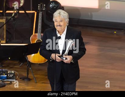 Nashville, USA. September 2024. Tony Orlando nimmt den Casino of the Year - Arena Award bei den ACM Honors 2024 im Ryman Auditorium am 21. August 2024 in Nashville, Tennessee, entgegen. (Foto: Amiee Stubbs/imageSPACE) Credit: Imagespace/Alamy Live News Stockfoto