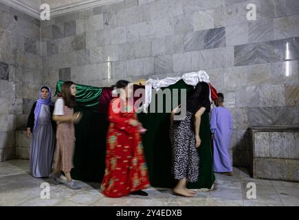 Lalisch, Irak. September 2024. Jesiden laufen in einem Kreis um den Sarkophag von Adi ibn Musafir im Tempel von Lalish. Lalish ist die heiligste Stätte der Jesiden. Quelle: Hannes P. Albert/dpa/Alamy Live News Stockfoto