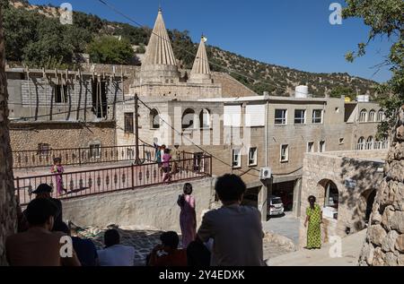 Lalisch, Irak. September 2024. Die Menschen sitzen auf dem Gelände des Tempels von Lalish. Lalish ist die heiligste Stätte der Jesiden. Quelle: Hannes P. Albert/dpa/Alamy Live News Stockfoto