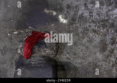 Lalisch, Irak. September 2024. Ein rotes Tuch liegt auf einem Stein im Tempel von Lalish. Lalish ist die heiligste Stätte der Jesiden. Quelle: Hannes P. Albert/dpa/Alamy Live News Stockfoto