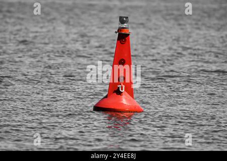 Rotes nautisches Navigationssignal vor monotonen Hintergrund Stockfoto