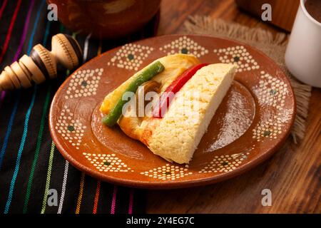 Traditioneller Kings Day Kuchen, auch Rosca de Reyes, Roscon, Epiphany Cake und heißes Schokoladengetränk genannt. Mexikanische Tradition am 5. Januar. Stockfoto